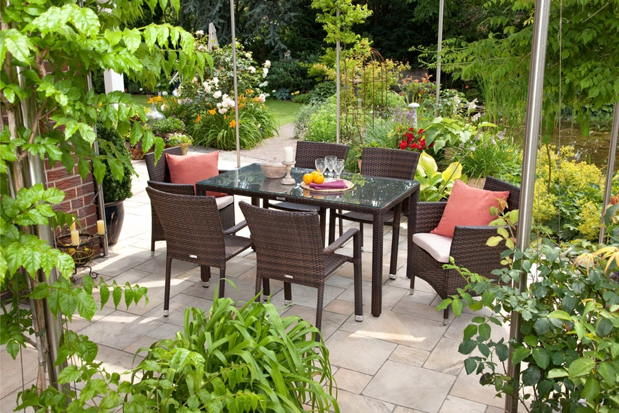 Technorattanowe meble na taras - dlaczego warto je wybrać