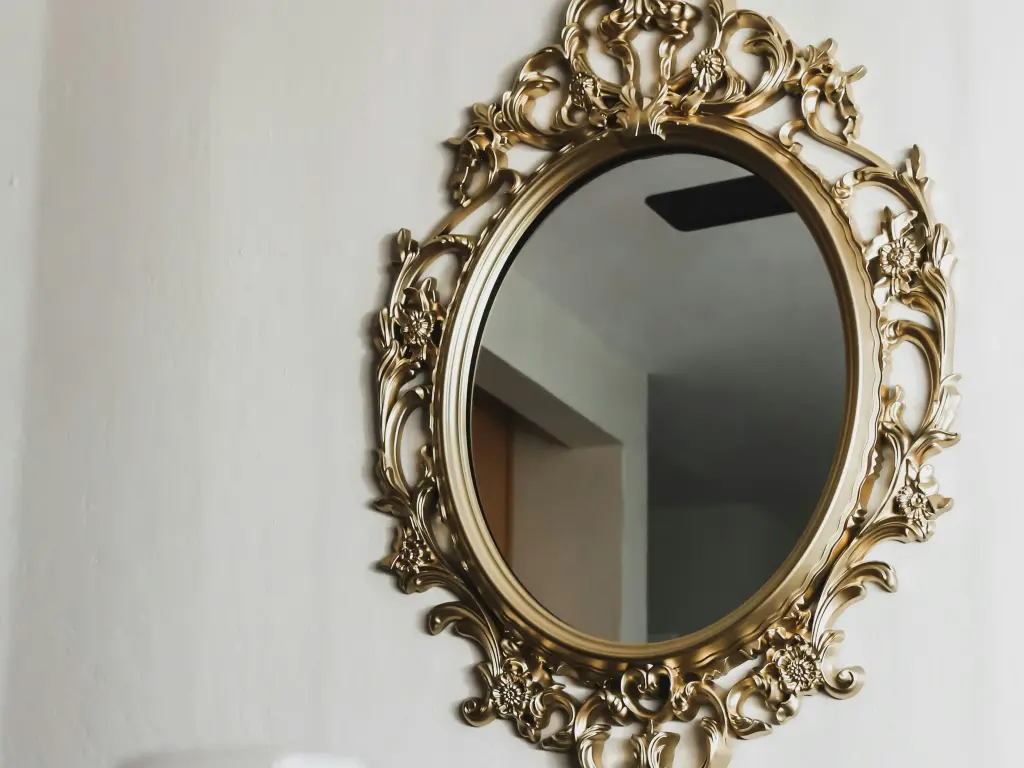 Lustro w stylu glamour – jak dobrać odpowiedni model do eleganckiego wnętrza?